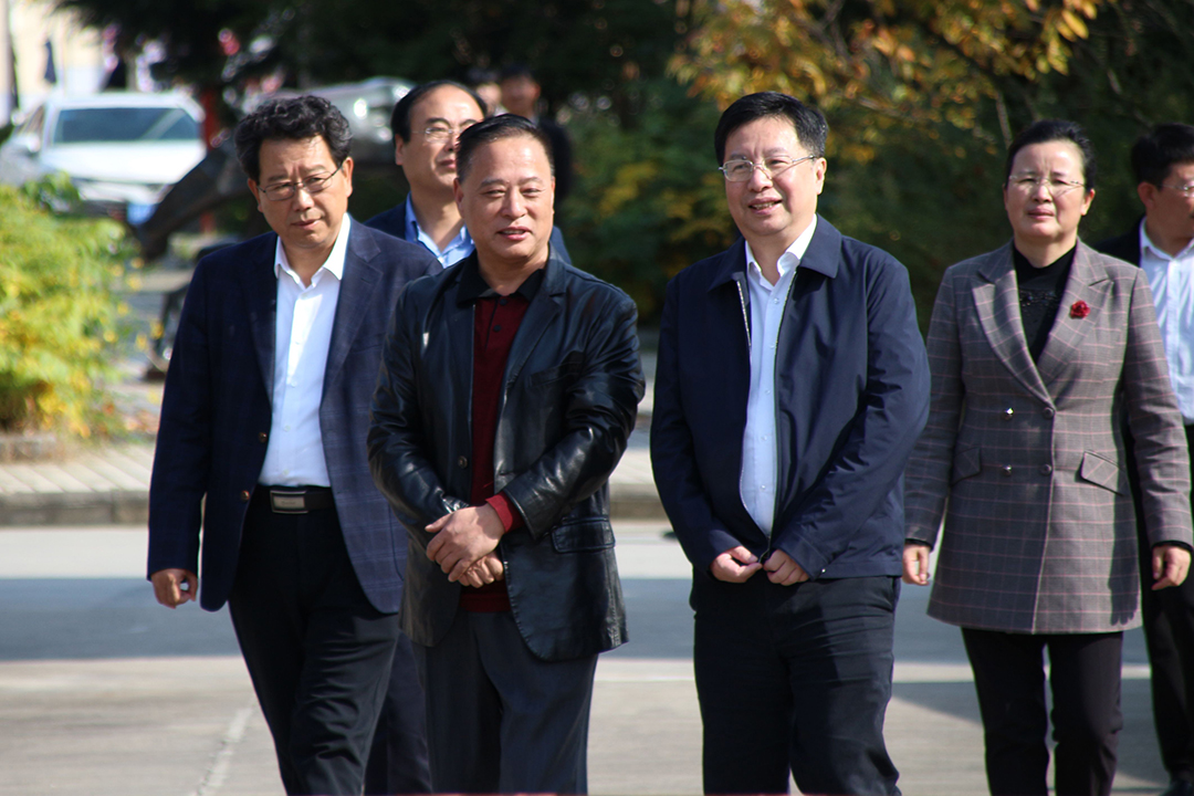 1605681217.jpg 中共陕西省委副书记胡衡华莅临云顶集团官网药业调研项目建设情况 拷贝.jpg